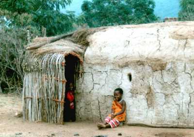Masai kinderen bij hun huis