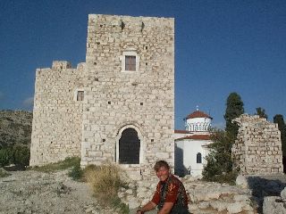 Sabine bij een fort op Samos
