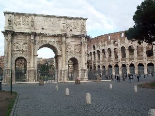 De poort van Constantijn voor het Colosseum