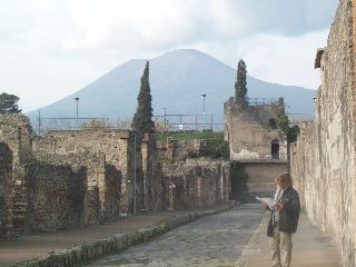 De straten van Pompei, met de Vesuvius dreigend op de achtergrond
