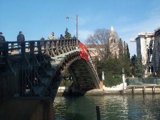 Een van de drie bruggen over het grote kanaal