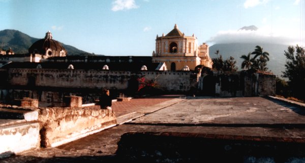Antigua: klooster in wederopbouw tussen de vulkanen