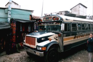 Mooi gekleurde Guatemalteekse bus