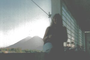 Uitzicht vanuit ons hotel op twee van de drie vulkanen langs het Lago Atitlan