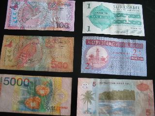 Surinaams geld: links de oude guldens, rechts de nieuwe dollars