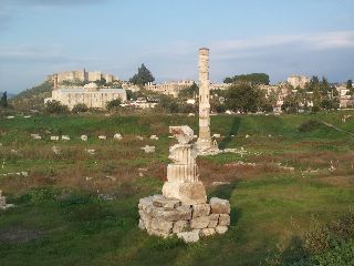 Wat over is van de tempel van Artemis. Op de achtergrond moskee en Byzantijns fort.