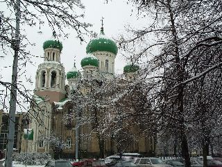 Mooie oosterse kerk in de sneeuw