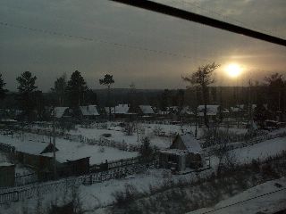 Siberisch dorpje onder een laag zonnetje