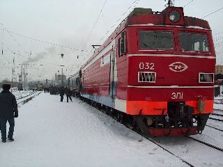 Onze trein op het perron van Jekaterineburg