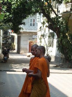 Monniken in een tempelcomplex