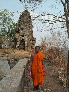Monnik bij oude Khmer tempel