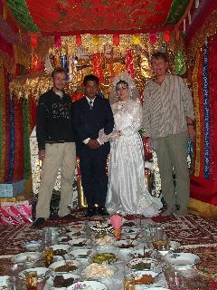 Wij met het bruidspaar en de zojuist genuttigde traditionele Padang maaltijd op de grond
