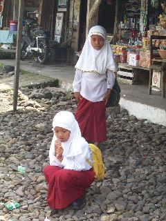 Minangkabou moslim meisjes in school uniform