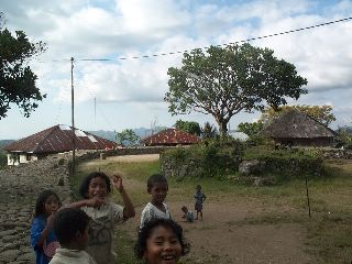 Kinderen in het traditionele dorpje Ruteng